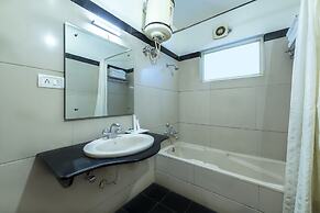 Hotel Raj Comforts - Golf View