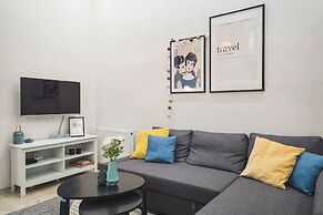 CozyYellowCube Apartment