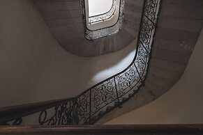 CozyYellowCube Apartment