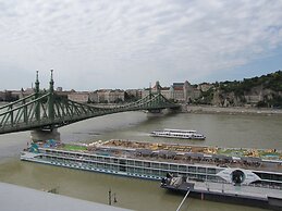 Empire of Liberty Apartment