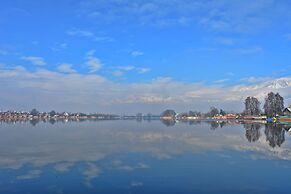 Golden Flower Heritage Houseboat