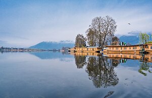 Golden Flower Heritage Houseboat