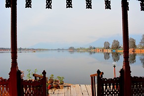 Golden Flower Heritage Houseboat