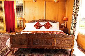 Golden Flower Heritage Houseboat