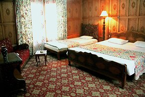 Golden Flower Heritage Houseboat