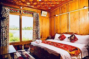 Golden Flower Heritage Houseboat