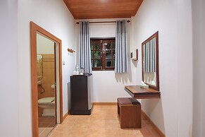 OYO 75353 Loy Chalet Resort