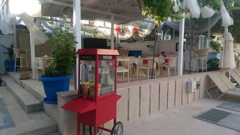 Zuzu's Kitchen & Apartments