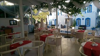 Zuzu's Kitchen & Apartments