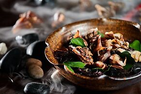 HUALUXE Ningbo Harbor City