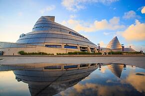 HUALUXE Ningbo Harbor City