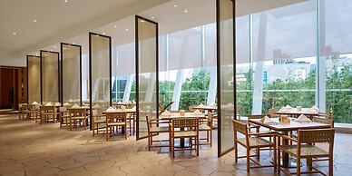 HUALUXE Ningbo Harbor City