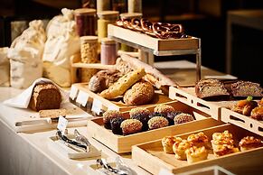 HUALUXE Ningbo Harbor City