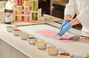 HUALUXE Ningbo Harbor City