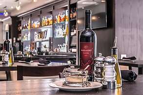 Holiday Inn Hotel & Suites Farmington Hills - Detroit NW by IHG