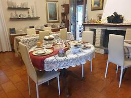 Villa Marisa bed breakfast and books