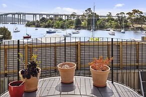 Manfield City Waterfront View Cottage