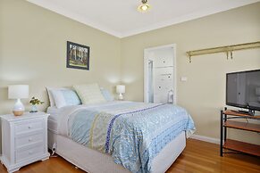 Manfield City Waterfront View Cottage