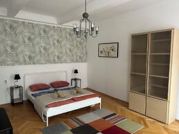 Diamond Astoria 4, Quiet Apartment
