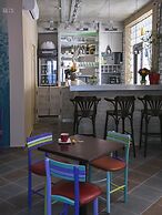 Varad Inn Hostel and Cafe
