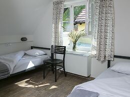 Varad Inn Hostel and Cafe