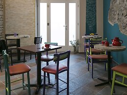 Varad Inn Hostel and Cafe