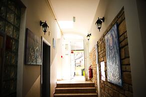 Varad Inn Hostel and Cafe