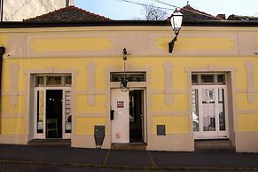 Varad Inn Hostel and Cafe