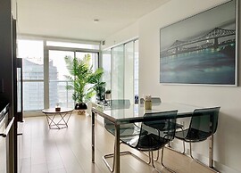 Bright 2 Bed Lakeview Suite