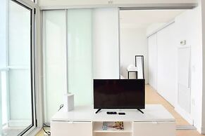 Bright 2 Bed Lakeview Suite