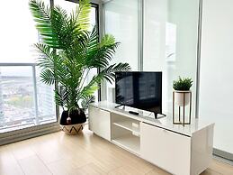 Bright 2 Bed Lakeview Suite