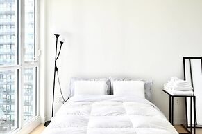 Bright 2 Bed Lakeview Suite