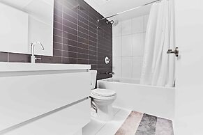 Bright 2 Bed Lakeview Suite