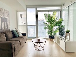 Bright 2 Bed Lakeview Suite