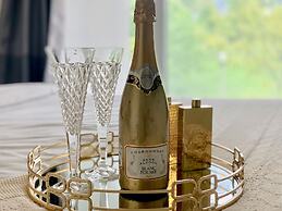 Gorgeous 2 Storey Townhouse