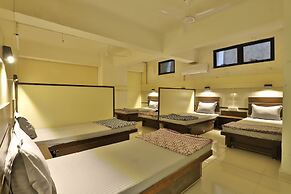 NIGHT-HALT Dormitory - Hostel