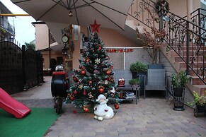 V Gostyah U Julii Guest House