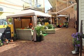 V Gostyah U Julii Guest House