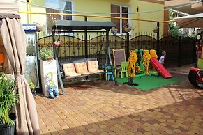 V Gostyah U Julii Guest House