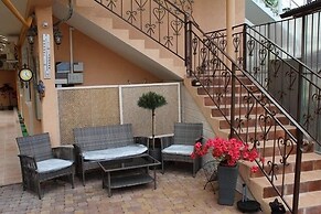 V Gostyah U Julii Guest House