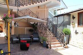 V Gostyah U Julii Guest House