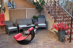 V Gostyah U Julii Guest House