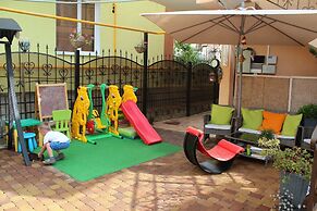 V Gostyah U Julii Guest House