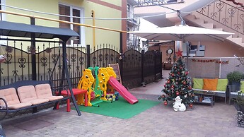 V Gostyah U Julii Guest House