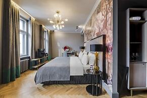 Grand Poet Hotel by Semarah