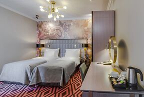 Grand Poet Hotel by Semarah