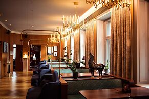 Grand Poet Hotel by Semarah