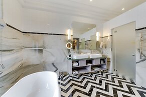 Grand Poet Hotel by Semarah