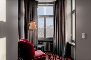 Grand Poet Hotel by Semarah