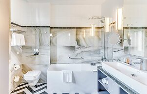 Grand Poet Hotel by Semarah